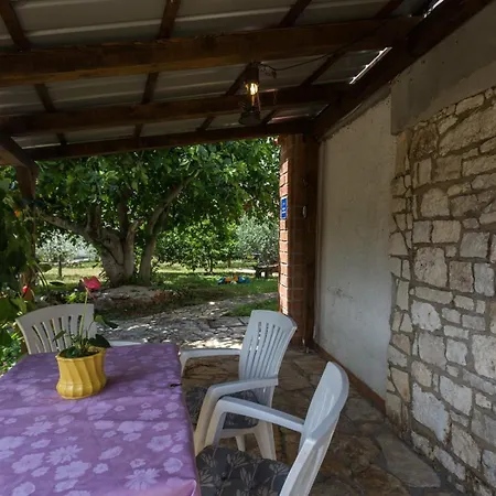 Casa de hóspedes App Luka 1 - Garden For Children And Pets Poreč